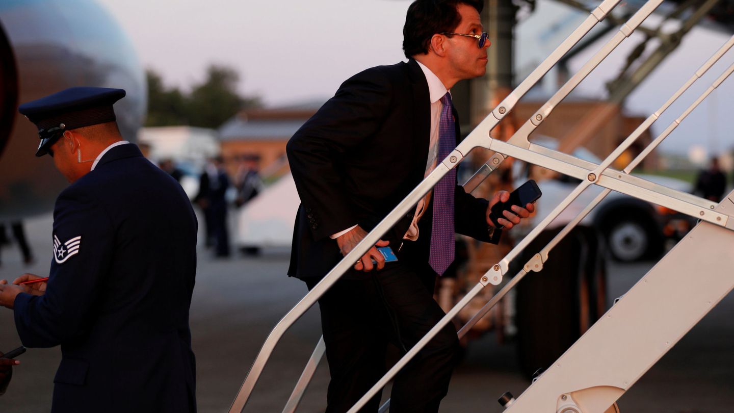 Scaramucci monta en el Air Force One para regresar a Washington desde Ohio con el presidente Trump, el 25 de julio de 2017. (Reuters)