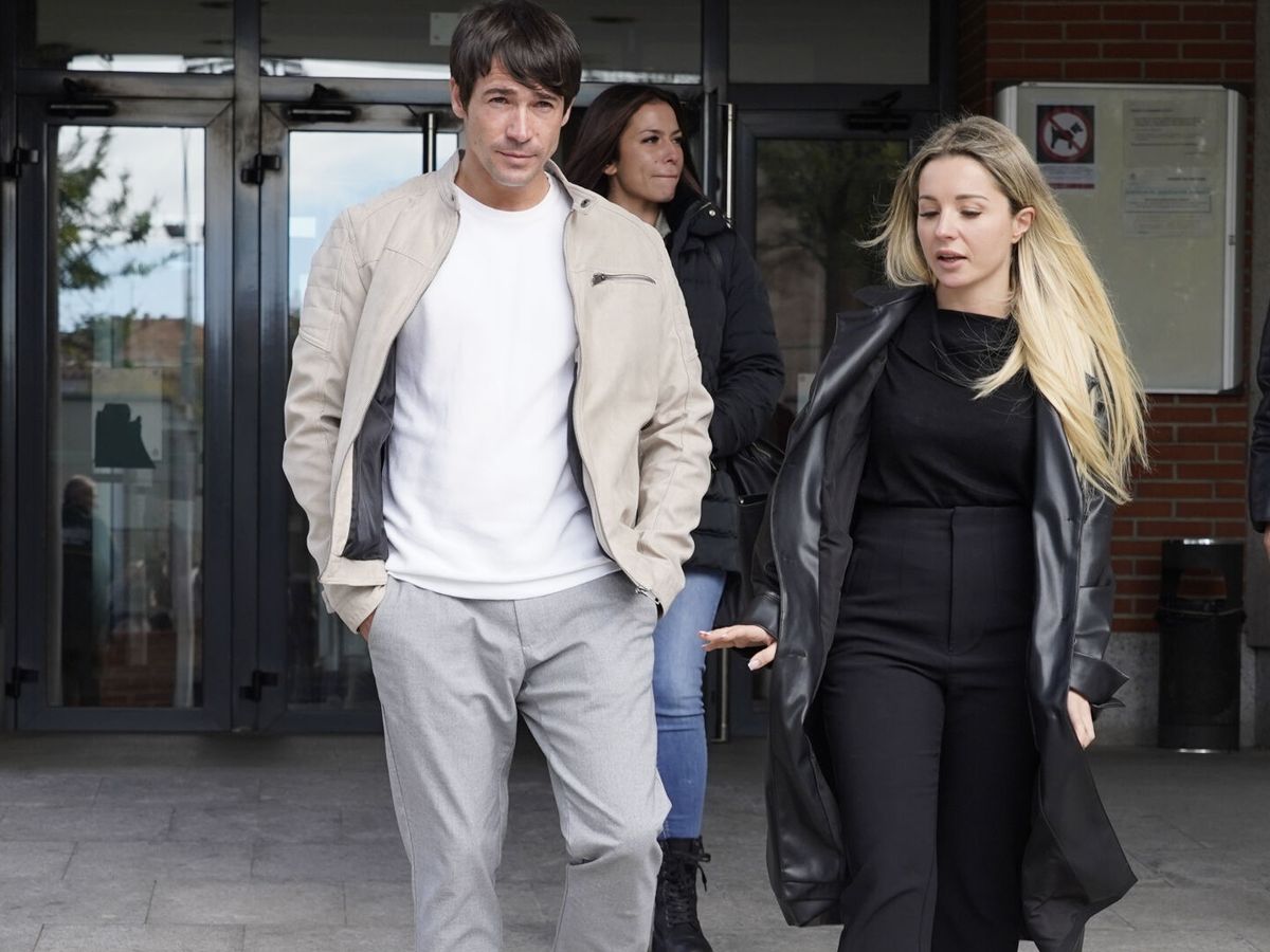 Foto: Juan José Ballesta sale del juzgado junto a su abogada, Beatriz Uriarte, tras declarar por una presunta agresión sexual el pasado 7 de noviembre de 2023. (EFE)