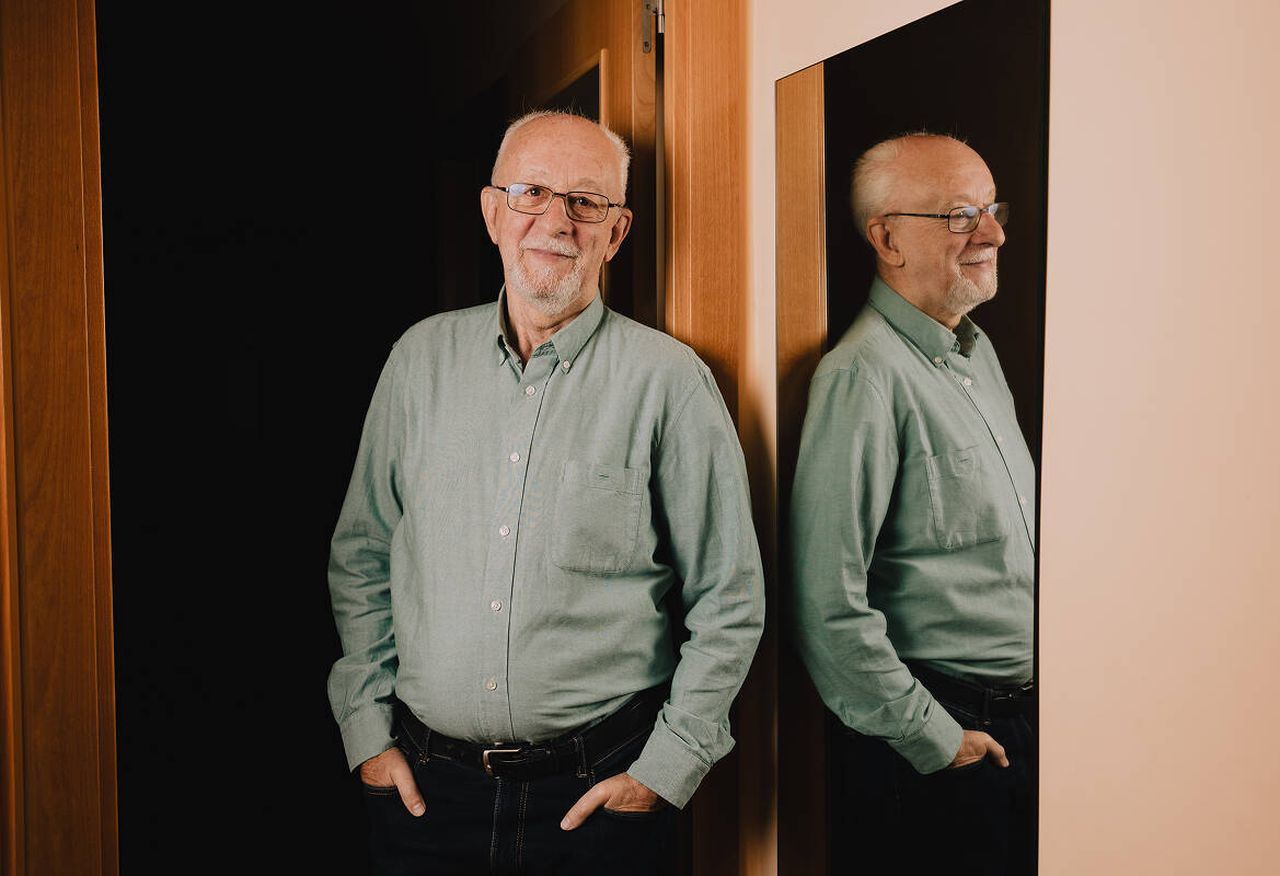 El crítico de cine, Carlos F. Heredero, posa en su casa para una entrevista con ElConfidencial. (J.I.R)