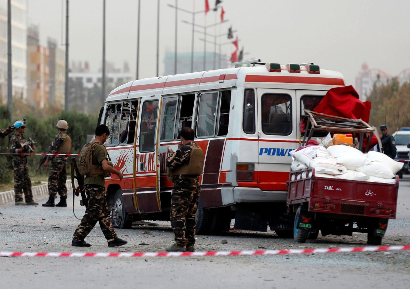 Fuerzas afganas inspeccionan el lugar de un atentado suicida contra un minibús en Kabul, el 5 de octubre de 2016. (Reuters)