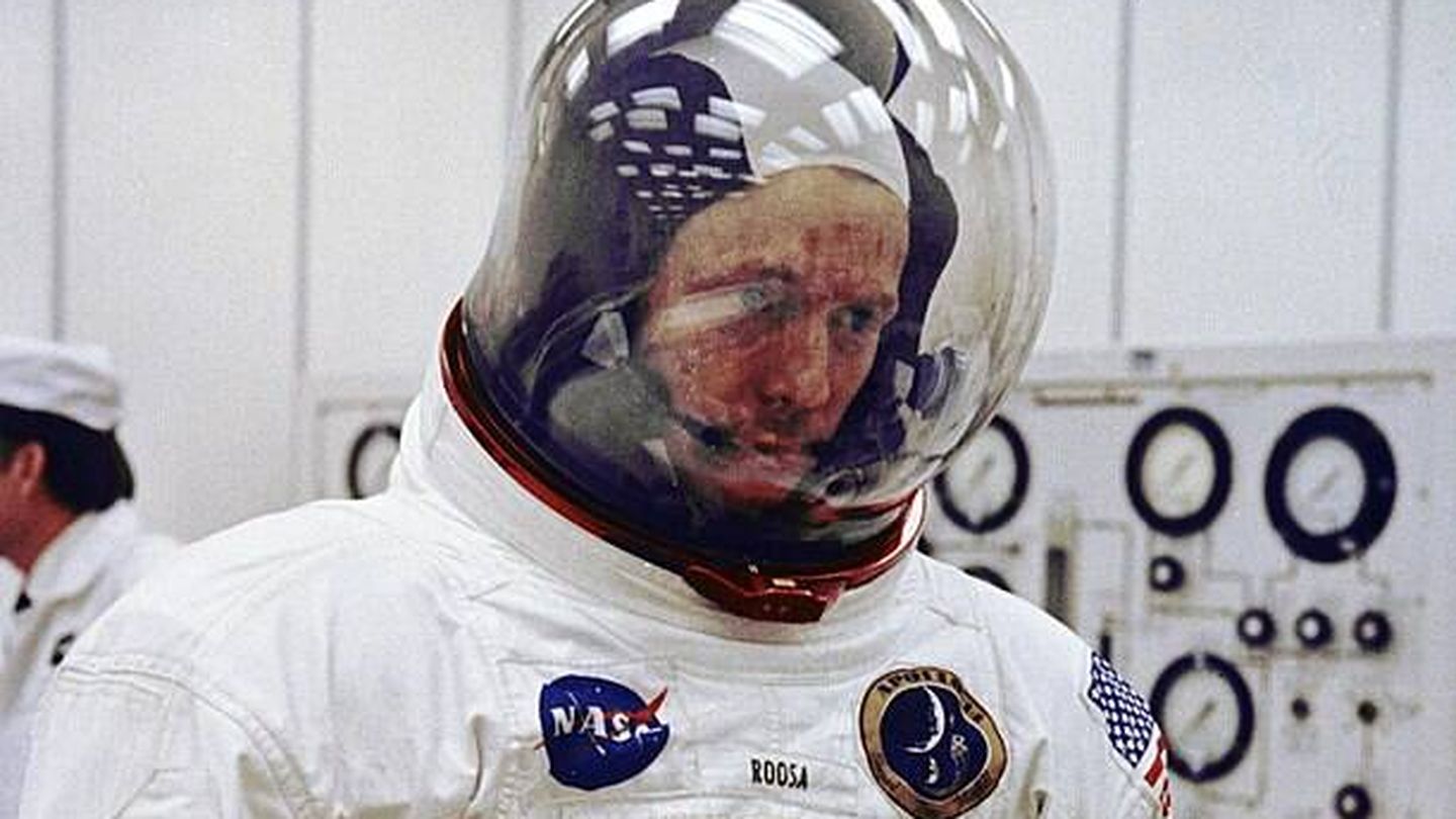 Roosa, probándose su traje para viajar en el Apolo 14. (Wikimedia)