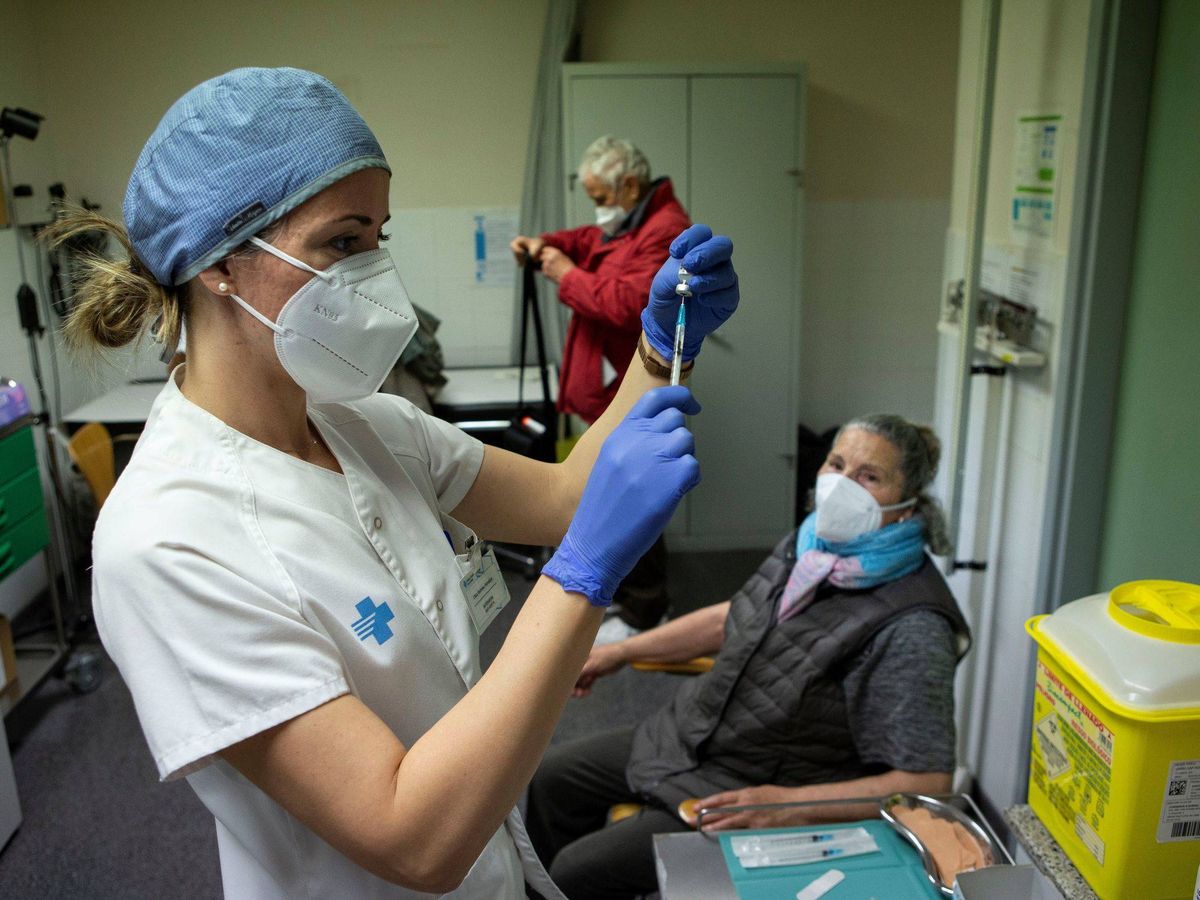 Foto: Una enfermera se dispone a inyectar una vacuna. (EFE)