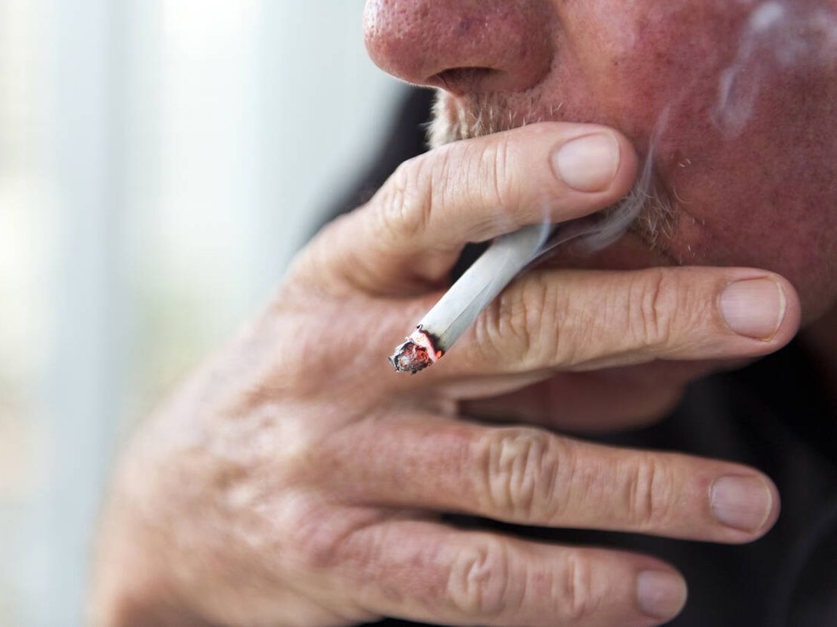 Foto: Una persona consumiendo un cigarrillo (Foto: iStock)