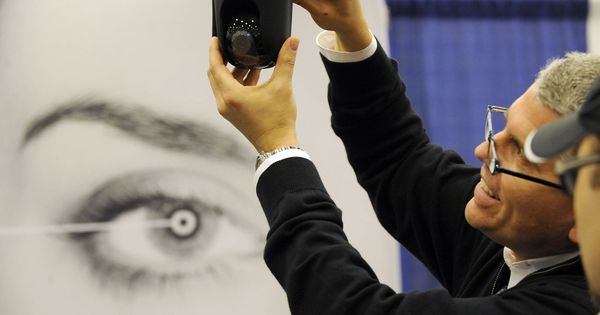 Foto: Las cámaras espía pueden estar colocadas en cualquier sitio (EFE/John G. Mabanglo)