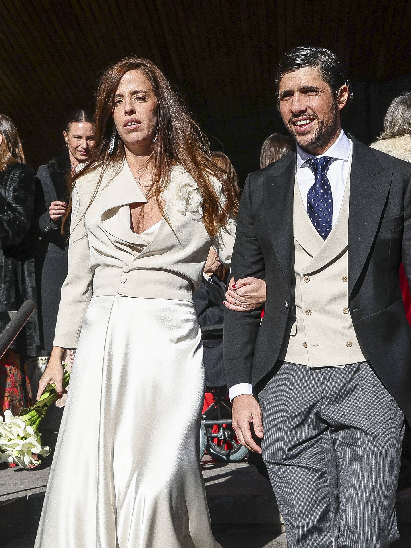 Mercedes Márquez e Ignacio Lizarraga Oscoz saliendo de la iglesia como marido y mujer. (Gtres)