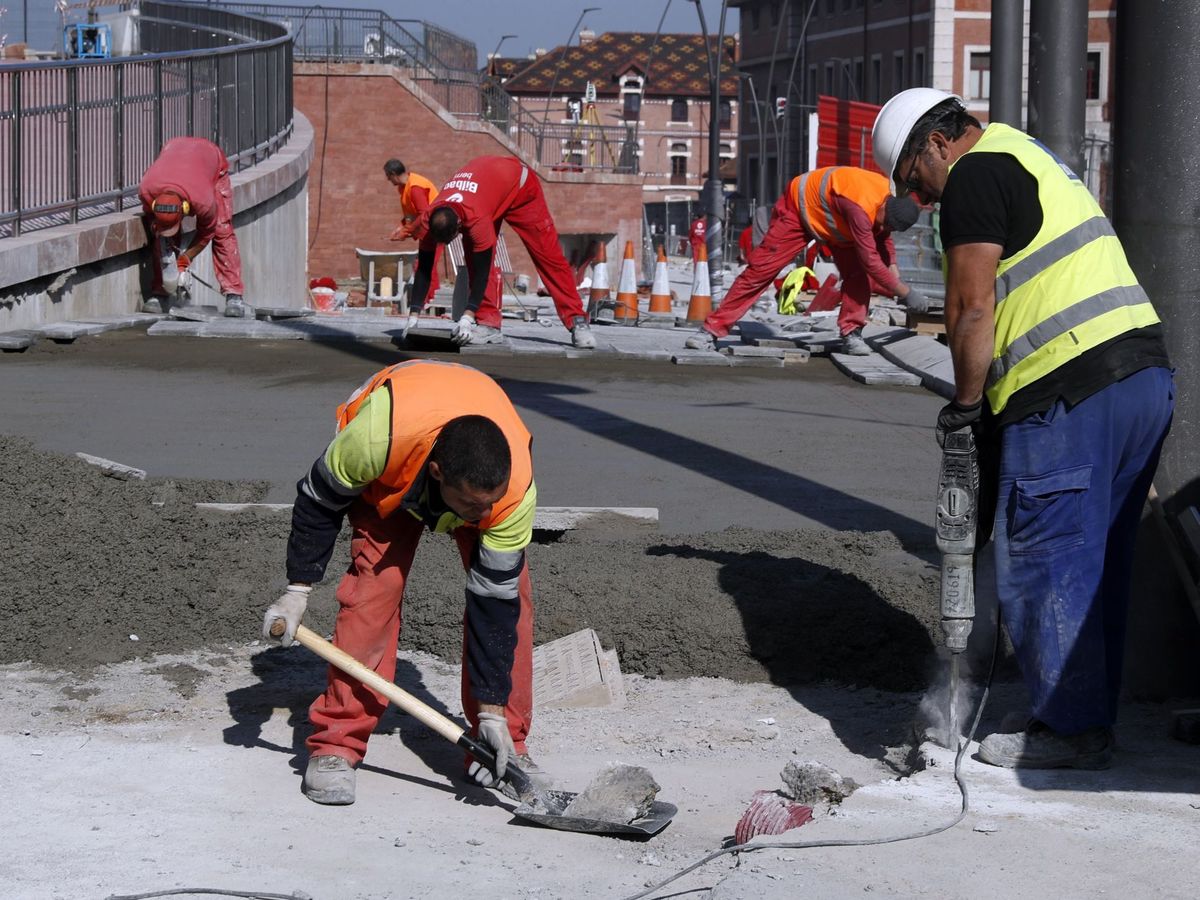 Foto: Trabajadores de la construcción urbanizan unas calles en la capital vizcaína. (EFE)