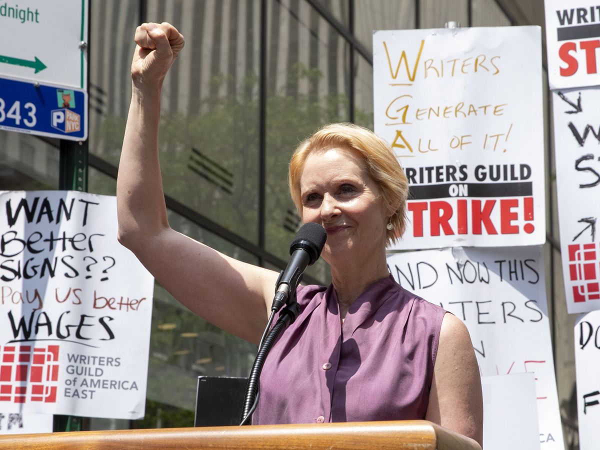 Foto: La actriz Cynthia Nixon, al inicio de la huelga de los guionistas. (EFE/EPA/Sarah Yenesel)