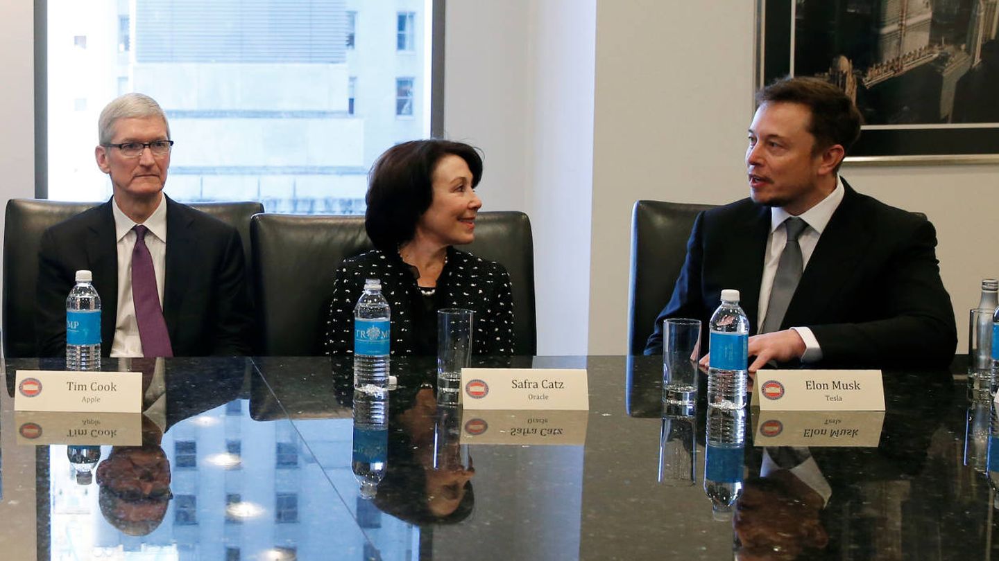 El CEO de Apple Tim Cook escucha la conversación entre Safra Catz, CEO de Oracle, y Elon Musk, CEO de Tesla. (EFE)