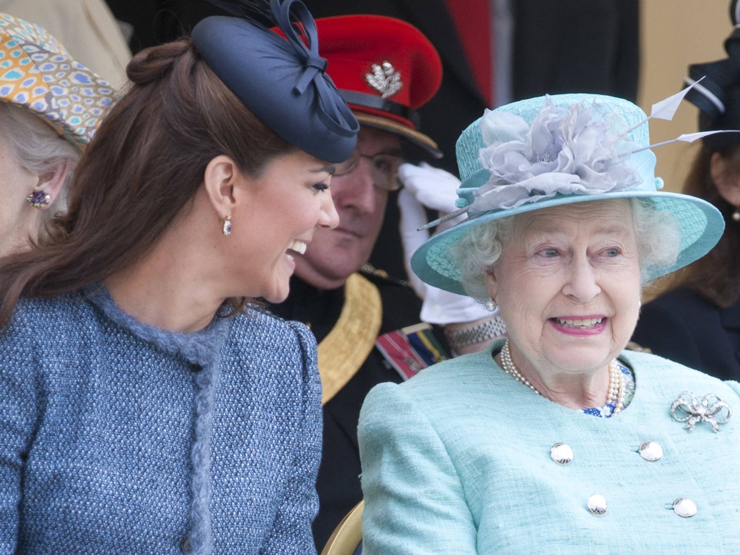 Isabel II, junto a Kate Middleton. (EFE)