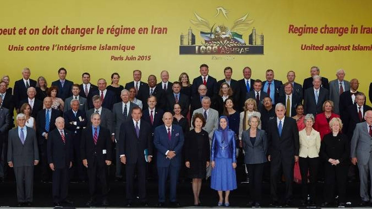 Fernández de la Vega, entre los asistentes al evento en 2015, en la segunda fila a la derecha de Maryam Rajavi. (CNRI)