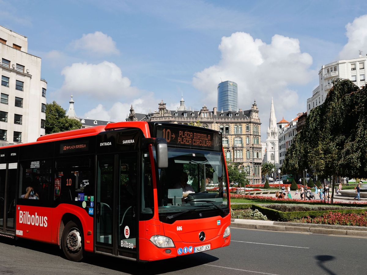 Foto: El Ayuntamiento implanta una nueva medida para evitar que los coches aparquen en las paradas de autobús. (EFE/Luis Tejido)