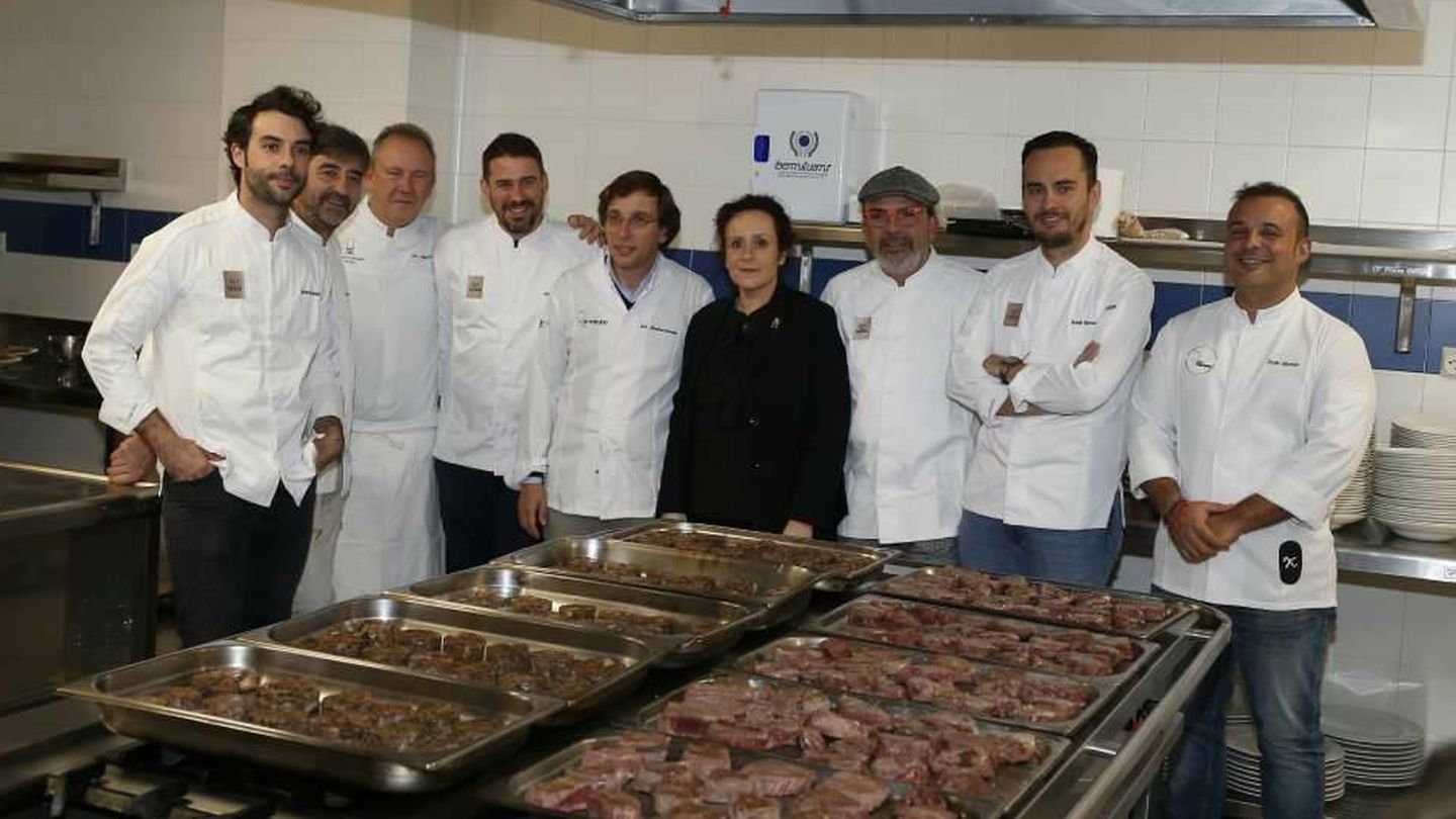 Foto del evento solidario en el que han participado Provacuno, Jose Luis Martínez-Almeida y los chefs Jesús Sánchez e Iván Cerdeño. (Cortesía)