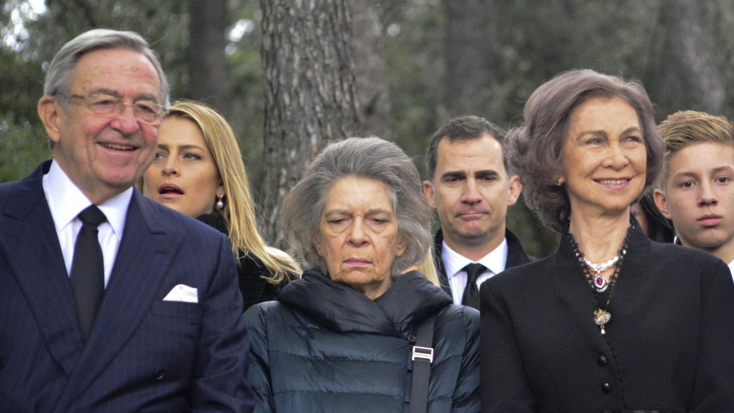 La reina Sofía, junto a sus hermanos, con el rey Felipe detrás. (EFE)