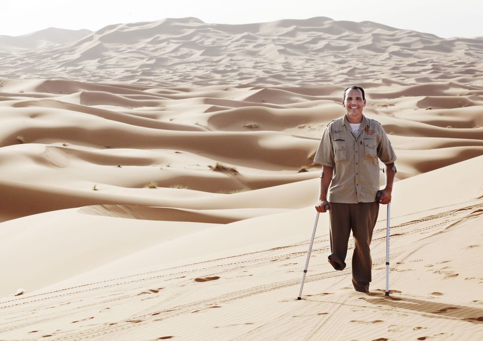 Foto: Annam Alí, sobre las dunas de Erg Chebbi (fotos: Enrique Villarino)