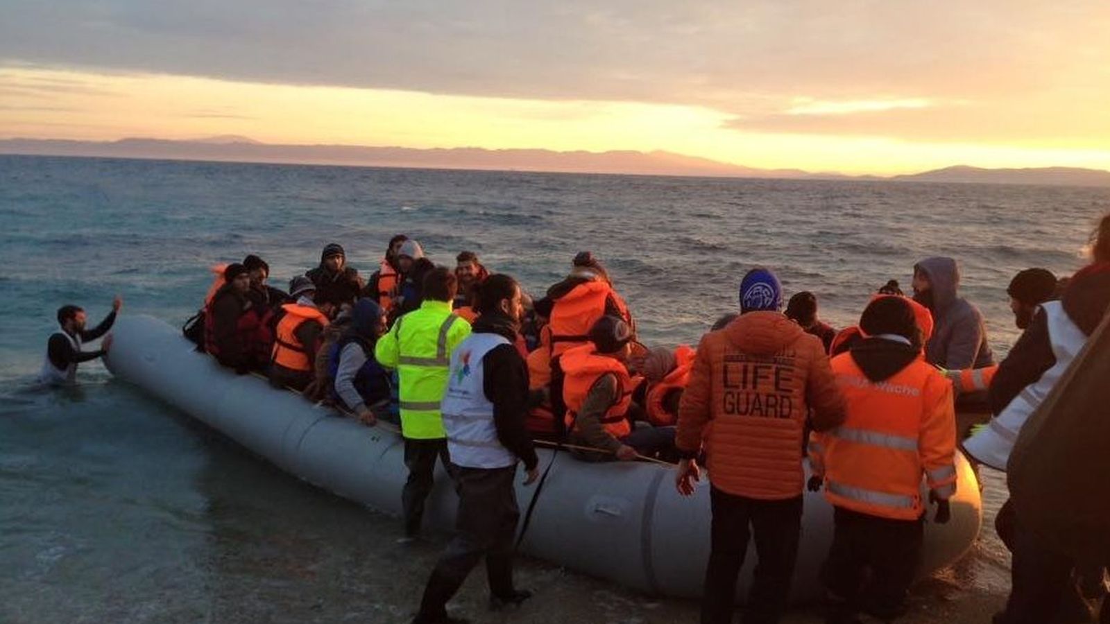 Foto: Cooperantes de PROEM-AID trabajando en la isla de Lesbos. (Twitter)