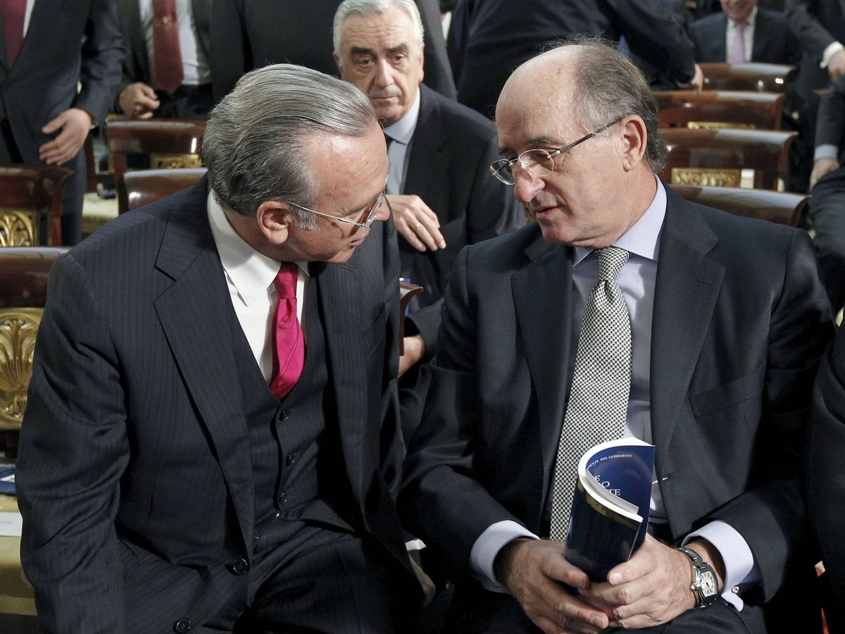 Foto: El expresidente de La Caixa, Isidre Fainé (i), conversa con el de Repsol, Antoni Brufau (d) en 2011. (EFE) 