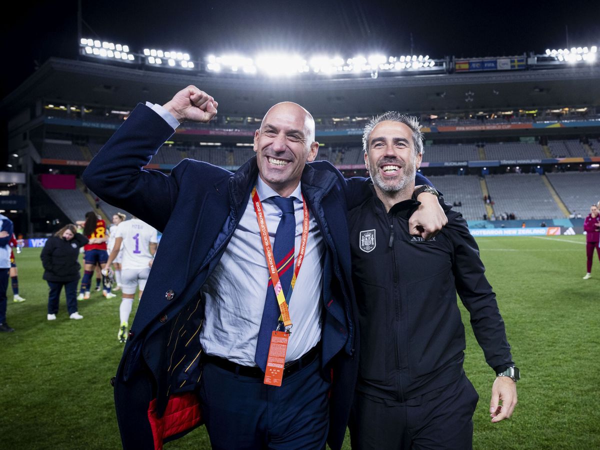 Foto: Rubiales y Vilda, tras ganar España el Mundial. (EFE/Pablo García) 