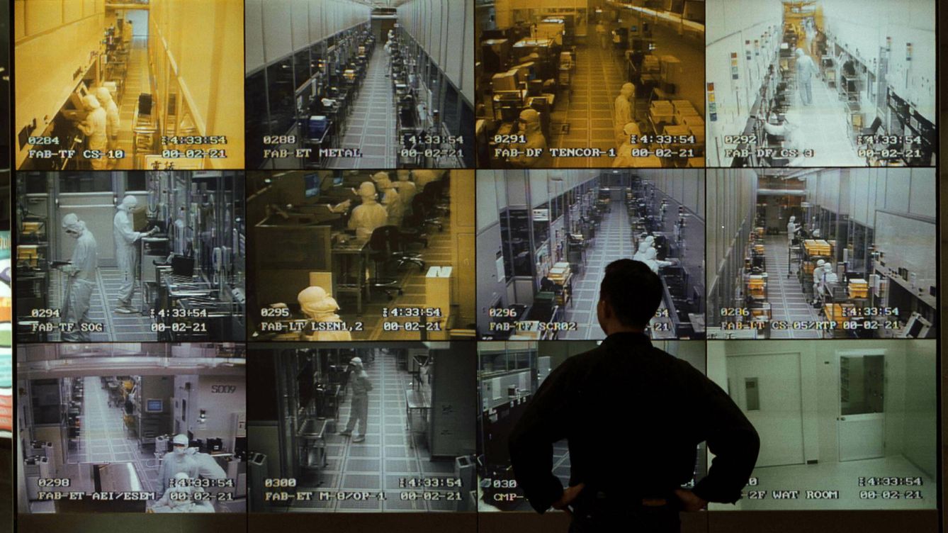 Foto: Un hombre controla diferentes partes de una planta de producción. (Getty/David Hartung)