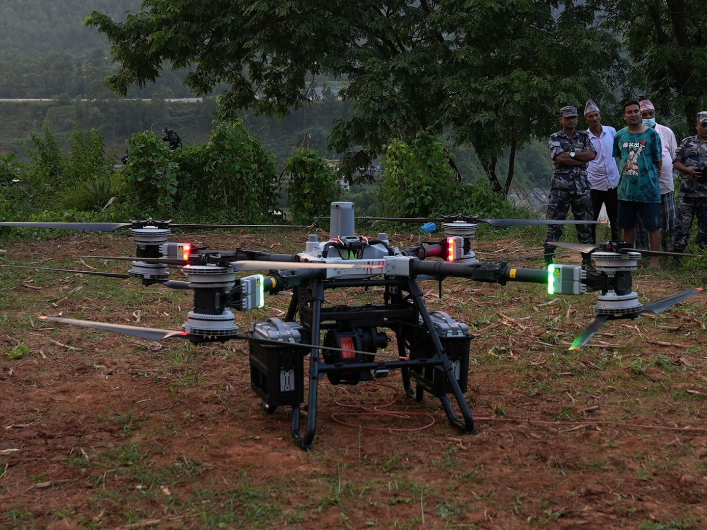 Un dron DJI FlyCart 100 se prepara para despegar con el fin de llevar a cabo una misión de entrega de ayuda a los afectados de las riadas. (REUTERS Joseph Campbell)