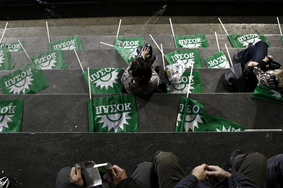 Simpatizantes del Partido Socialista (PASOK) durante un acto electoral celebrado en Atenas (Reuters).