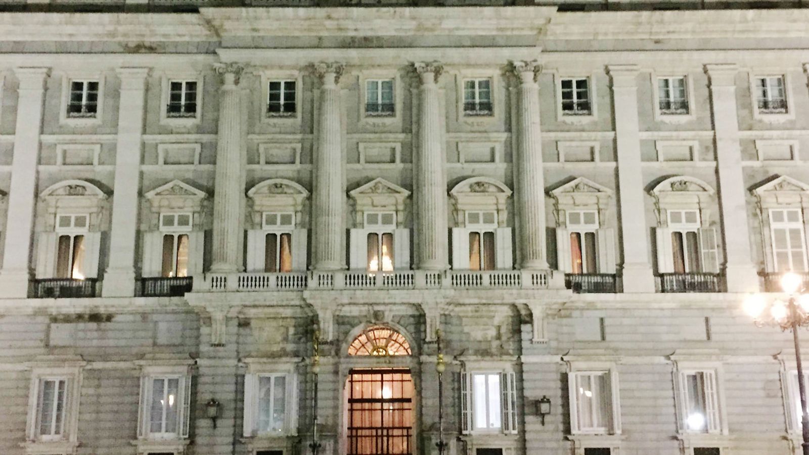 Foto:  La primera planta del Palacio Real iluminada por los focos durante la grabación el martes por la tarde. (El Confidencial)
