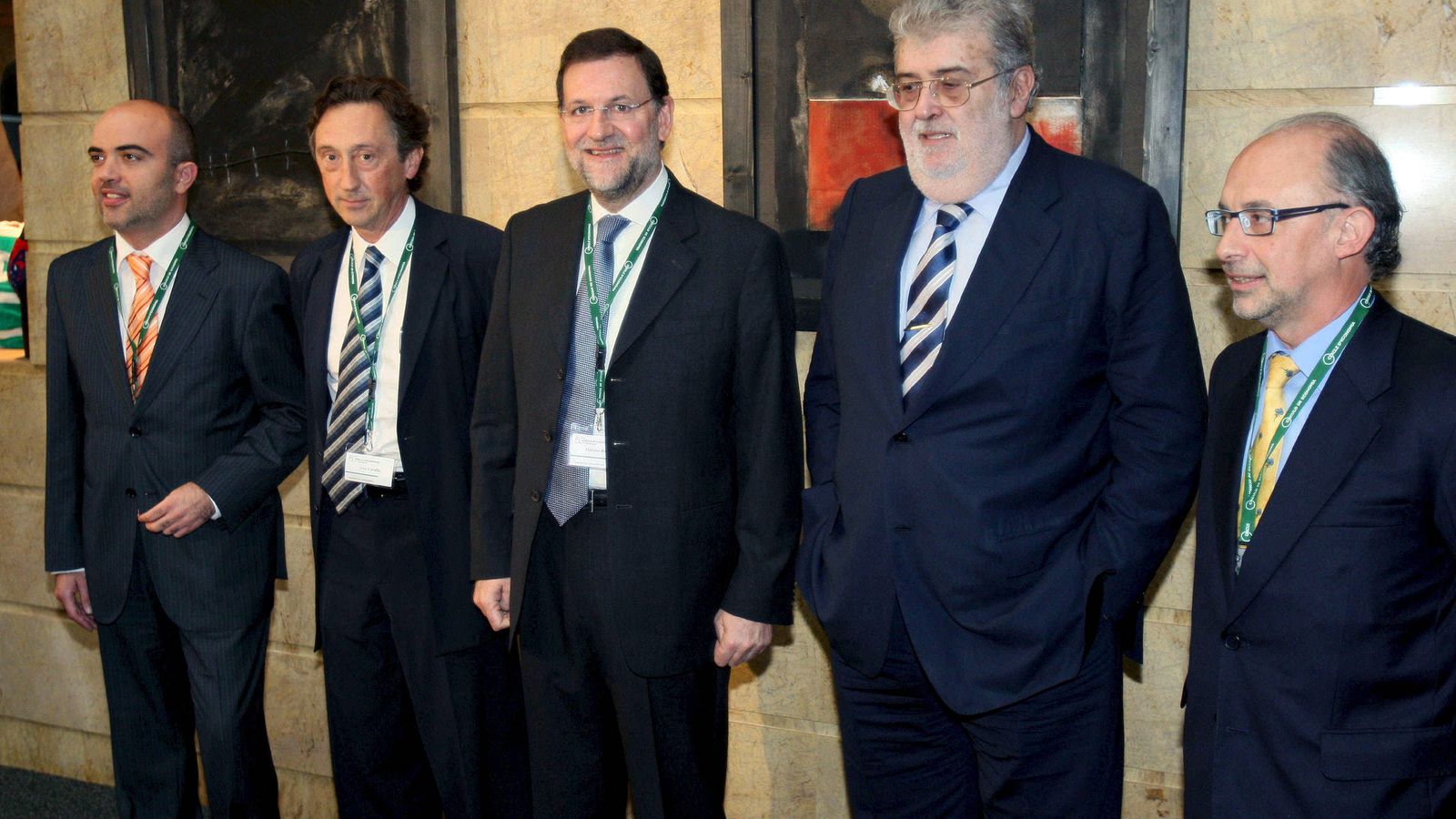 Foto: Carulla (segundo izquierda), Rajoy, Lara y Montoro en una foto de archivo en el Círculo de Economía. (EFE)