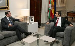 Ibarretxe pide a Zapatero que reserve al Gobierno vasco algún papel en el proceso de paz