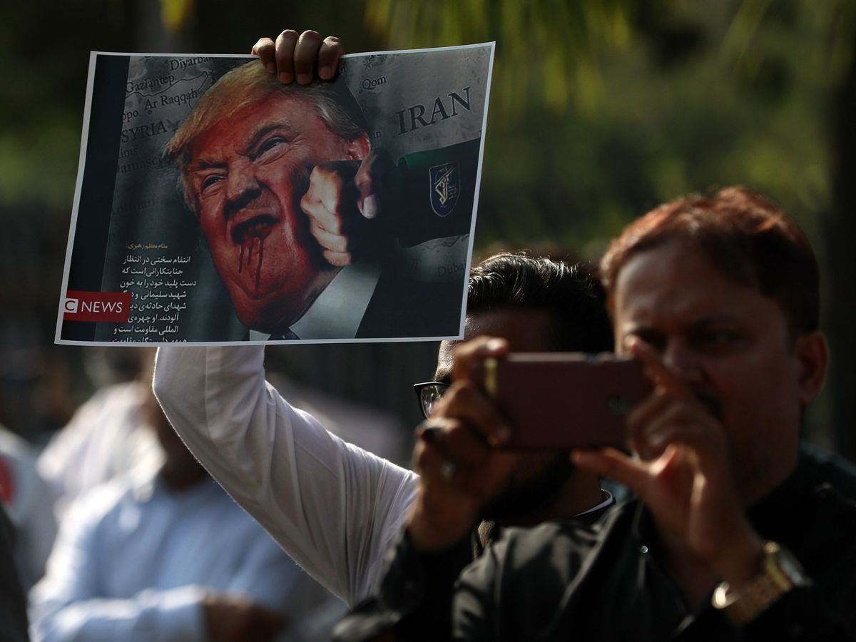 Foto: Manifestantes protestan contra la escalada de violencia entre Estados Unidos e Irán, en la India. (EFE)