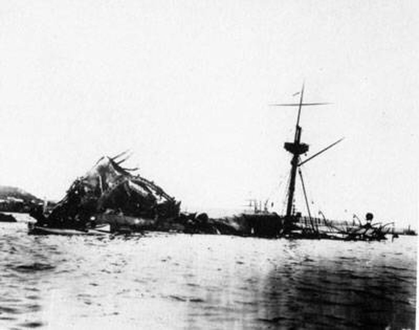 Pecio del acorazado USS Maine en el Puerto de la Habana, 1898. (US Navy)