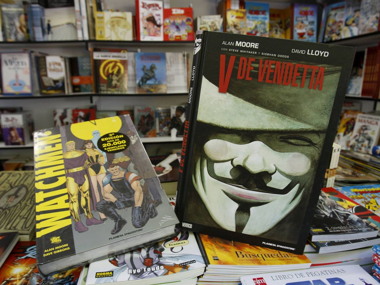 Ejemplares de 'Watchmen' y 'V de Vendetta' de Alan Moore. (EFE)