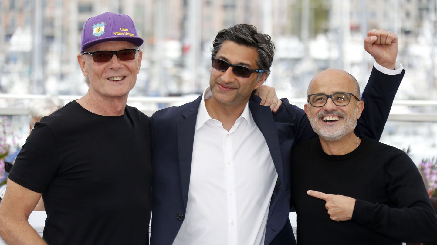 A la izquierda, Fernando Signorini acompañado de Asif Kapadia, director de 'Maradona', y de Dani Arcucci, biógrafo de Diego. (Reuters/Regis Duvignau)