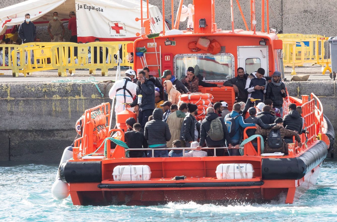 El grupo de Salvamar Menkalinan traslada a los ocupantes de dos pateras al puerto de Arguineguín. (EFE)