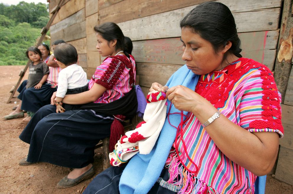 Mujeres de la etnia tzotzil cosen en el pueblo de Nuevo Yibeljo, en Chiapas (Reuters).