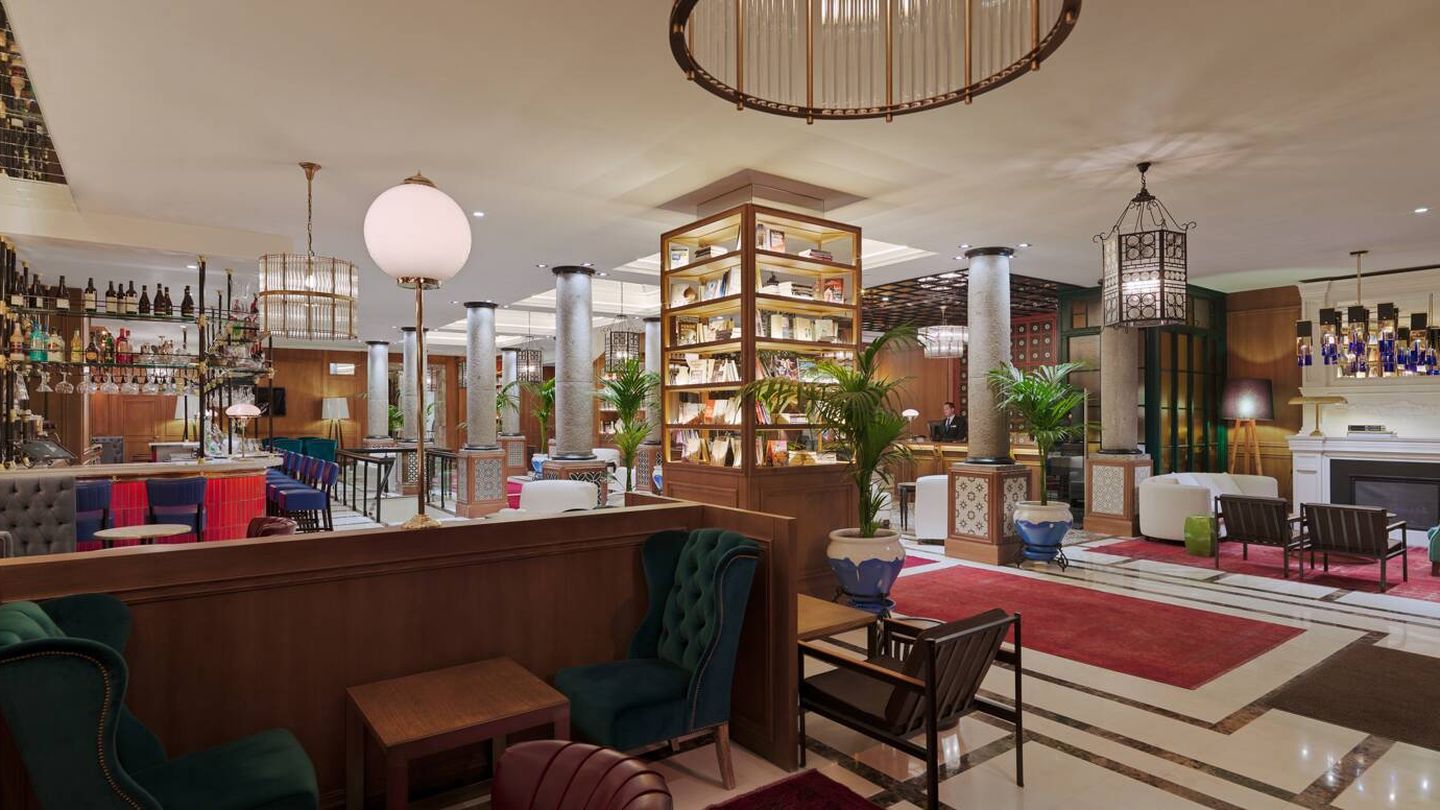 El lobby del H10 Villa de la Reina es un espacio multidisciplinar con una cuidada biblioteca. (Cortesía)