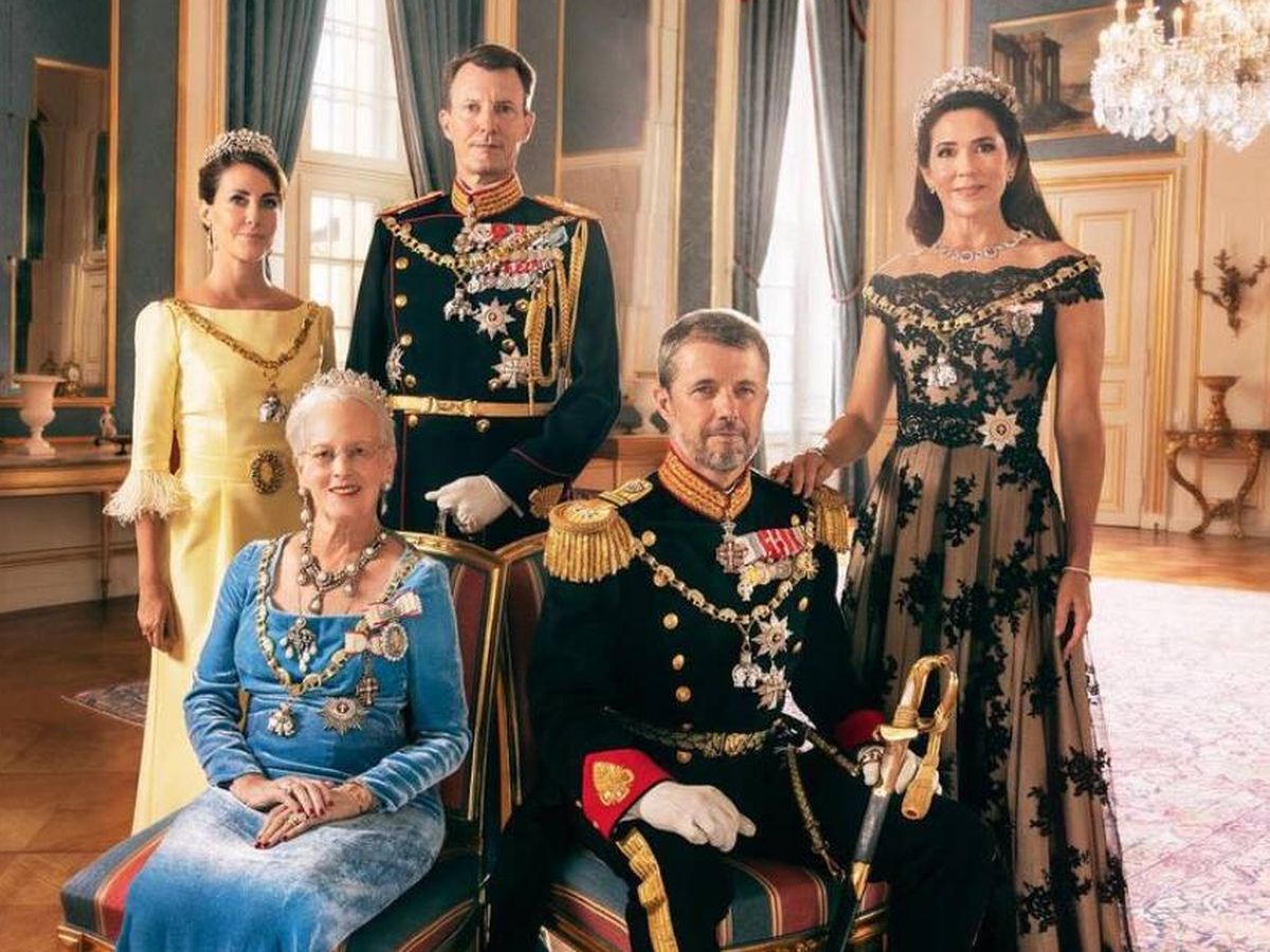 Foto: La reina Margarita de Dinamarca posa con sus hijos y nueras. (Kongehuset)