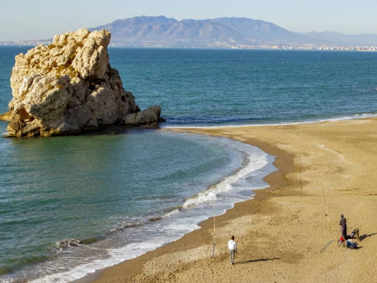 Foto: La playa de Málaga que es ideal para ir en familia. (Visita Costa del Sol)