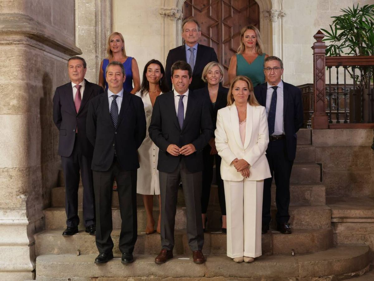 Foto: Integrantes del nuevo Consell de la Generalitat, presidido por el popular Carlos Mazón. 