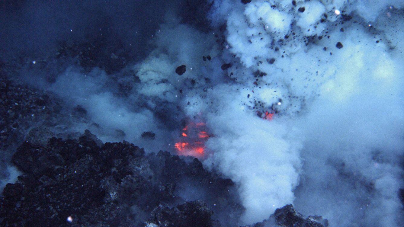 Foto: Actividad volcánica submarina provocado por el movimiento de placas tectónicas. (NOAA)