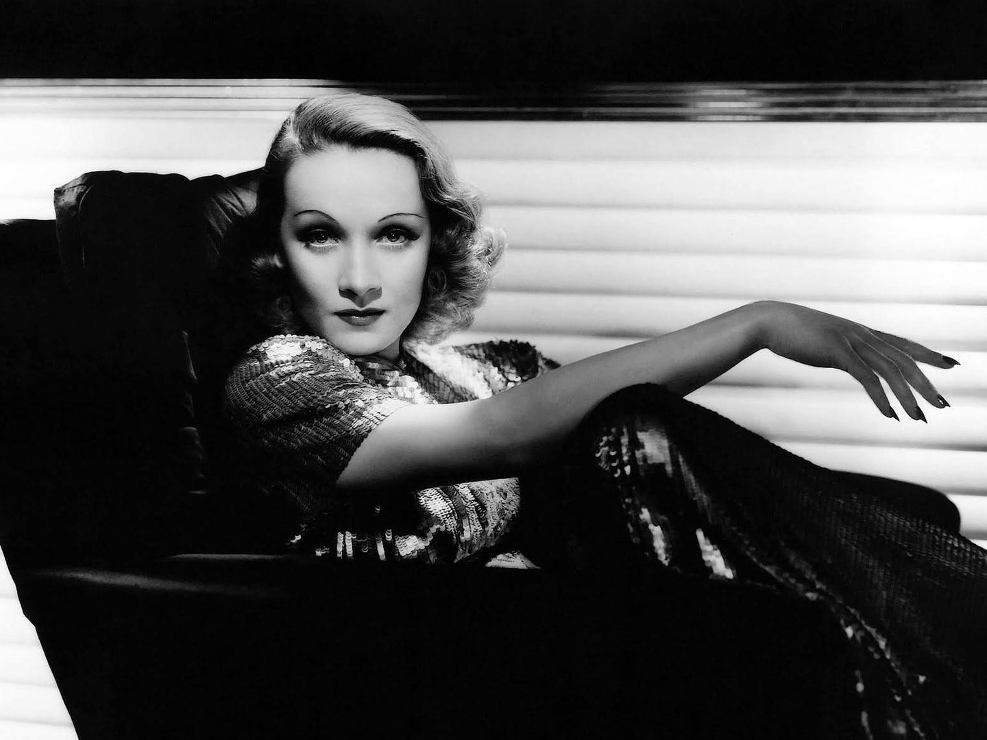 Nadie mira como Marlene Dietrich a la pantalla en 'El Ángel Azul'.