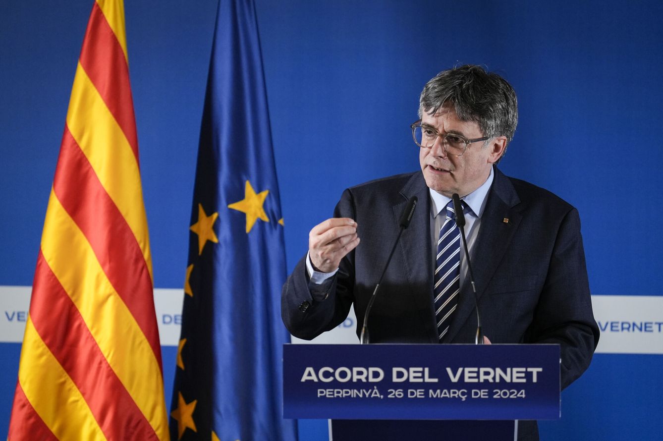 Puigdemont, en el acto en que anunció su candidatura a las catalanas. (EFE/David Borrat) 
