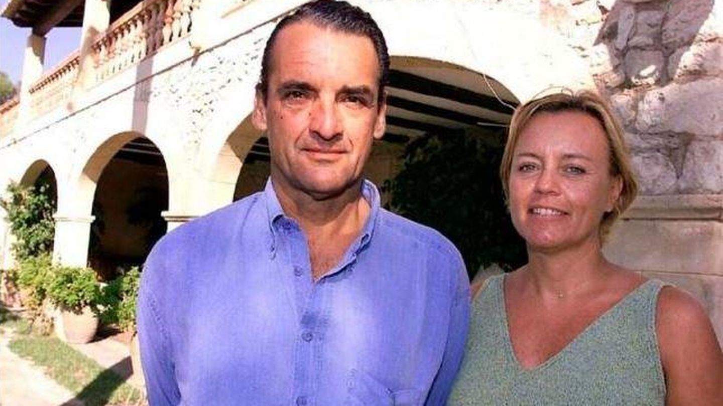 Mario Conde y su esposa, Lourdes Arroyo, en Mallorca. (EFE)