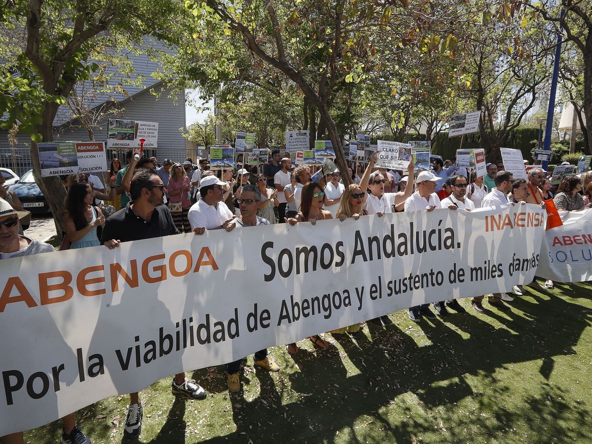 Foto: Trabajadores de Abengoa en manifestación. (EFE/José Manuel Vidal)