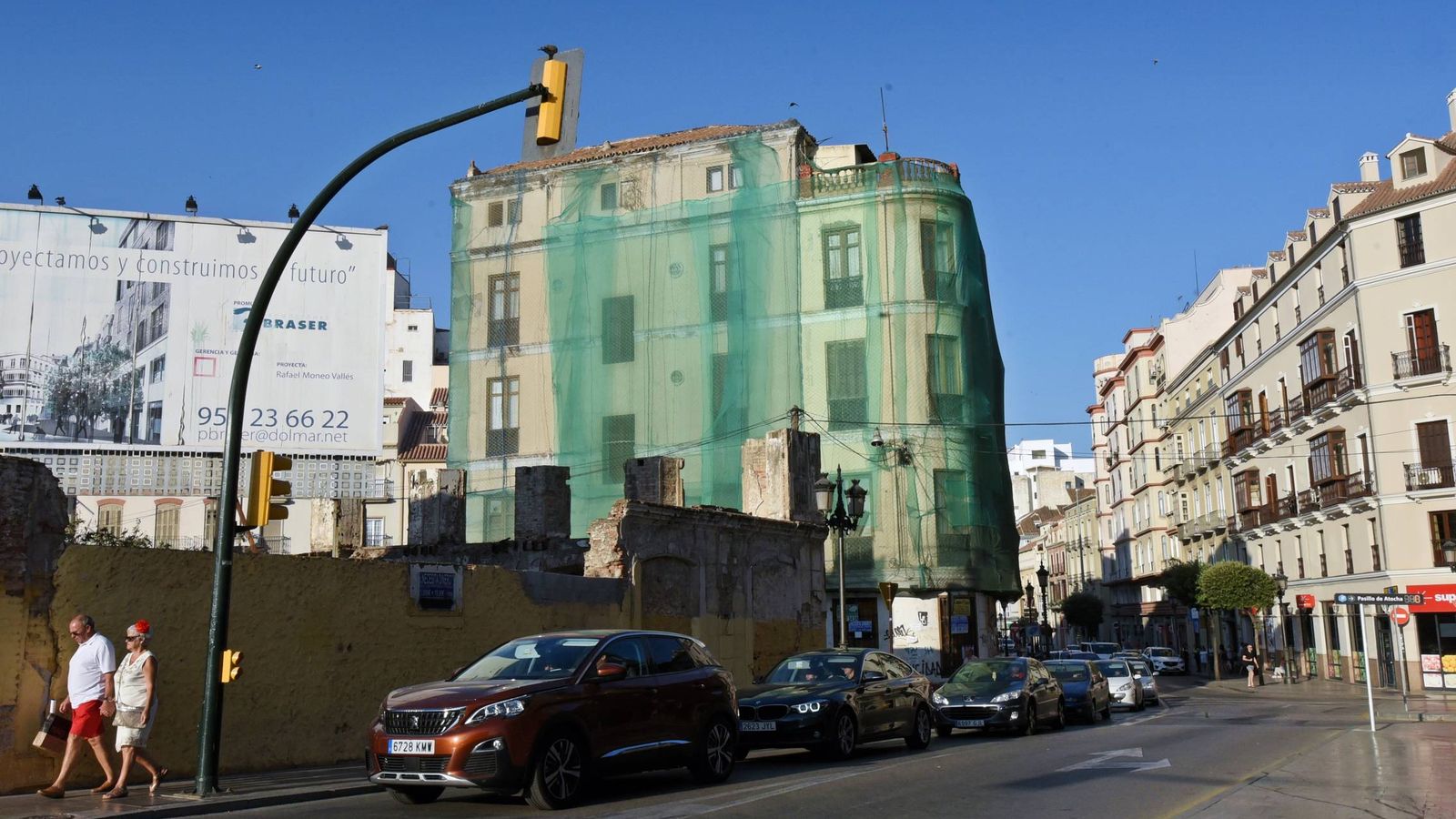 Foto: Una vista del edificio de La Mundial. A la izquierda, el cartel que anuncia el hotel de Rafael Moneo (Toñi Guerrero).
