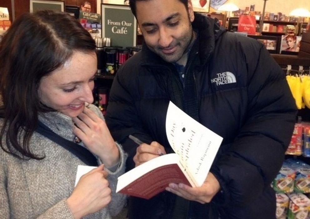 Foto: Rajamani, con una admiradora, durante una firma de libros.