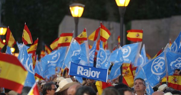 Foto: Banderas de España y del PP en un acto en 2016. (EFE)