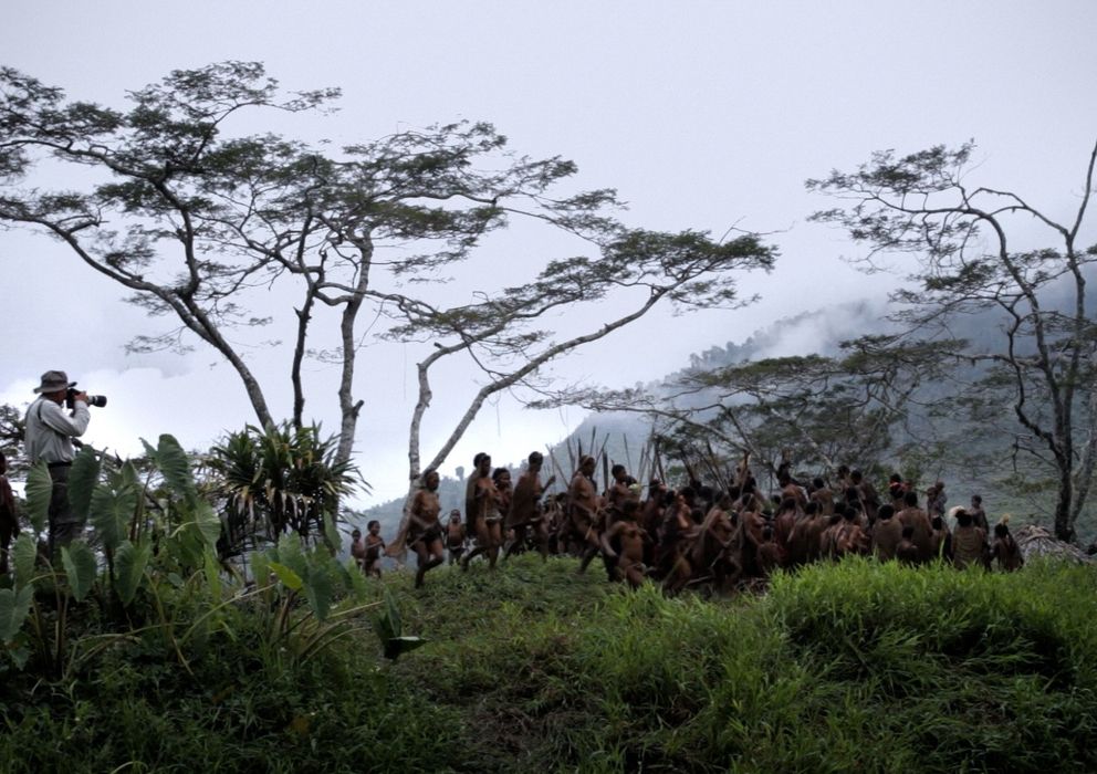 Foto: Sebastián Salgado fotografiando a una tribu