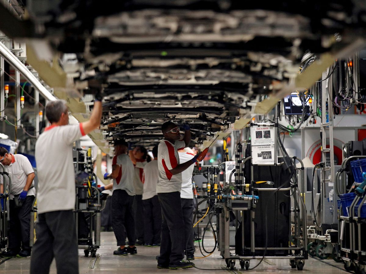 Foto: Trabajadores en la fábrica de montaje de SEAT en Martorell. (Reuters/Albert Gea)