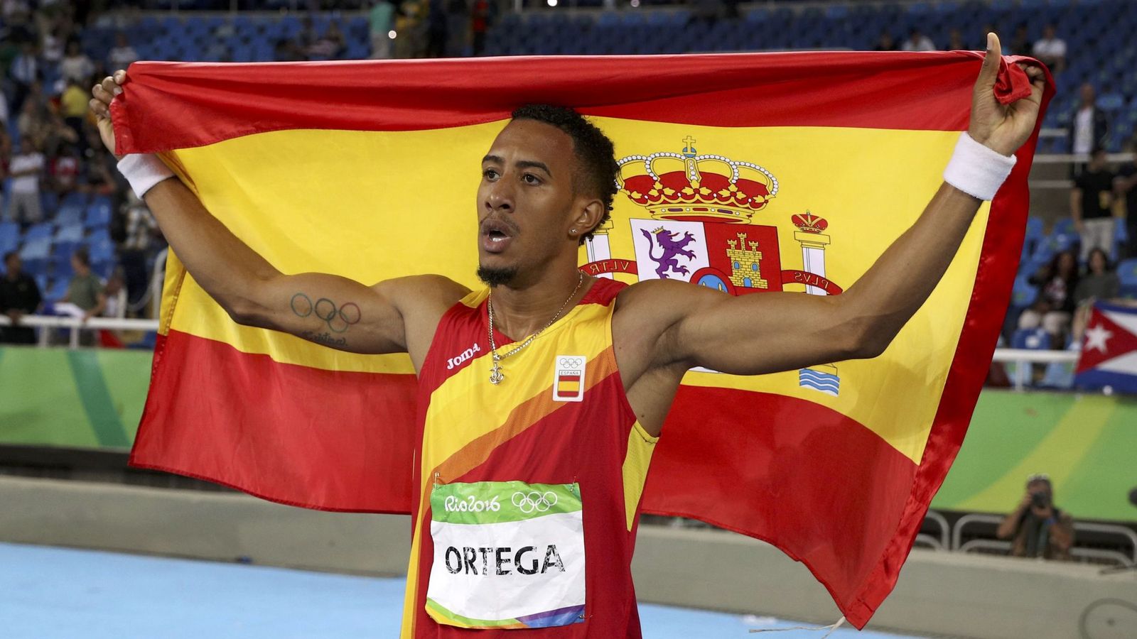 Foto: Orlando de Ortega celebró con la bandera de España su plata olímpica (Phil Noble/Reuters)