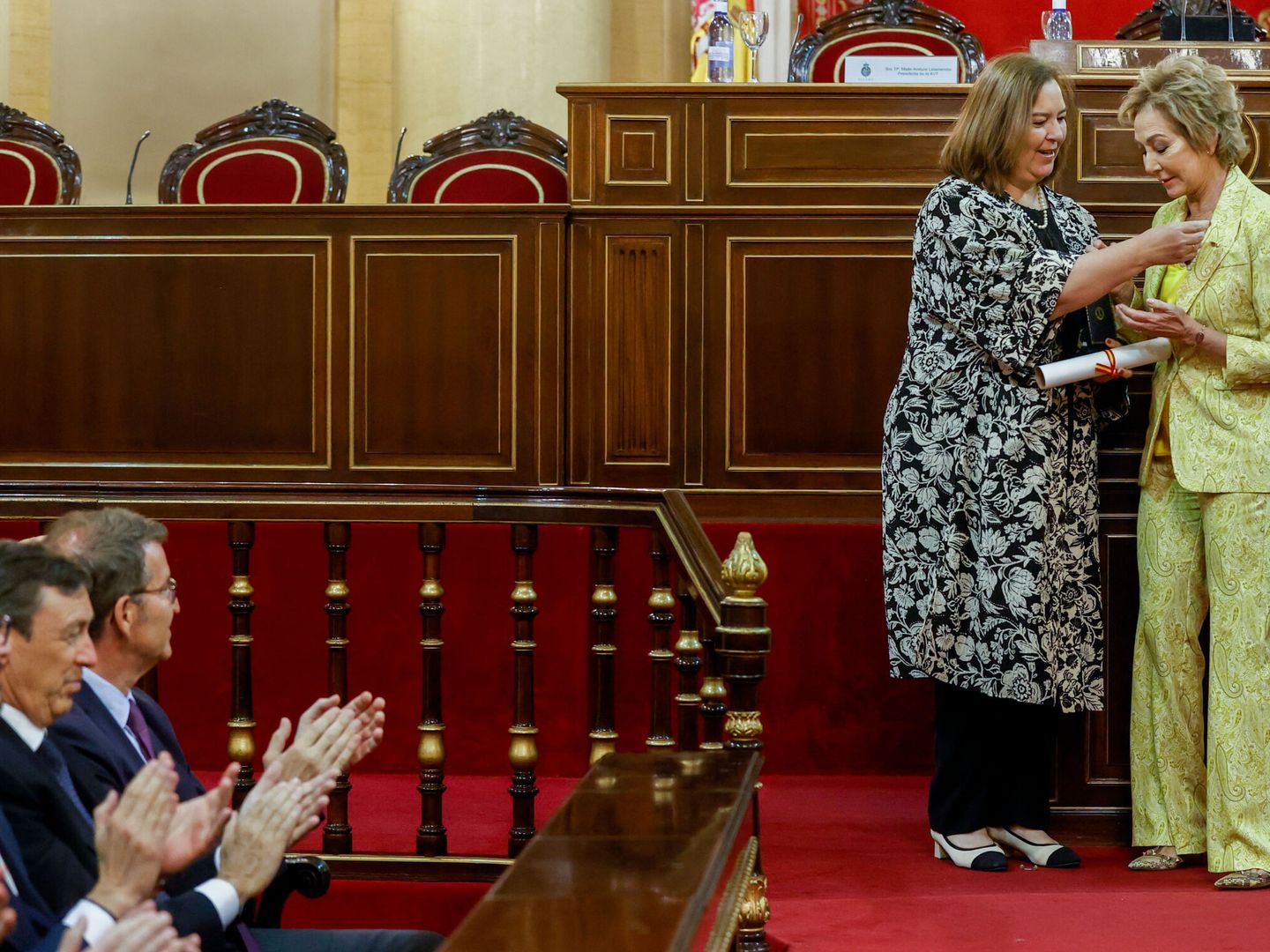 La presidenta de la AVT, Maite Araluce,  impone la medalla de honor a Ana Rosa Quintana. (EFE)