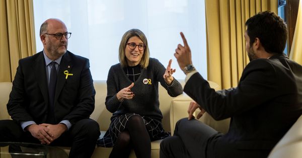 Foto: Los representantes de Junts per Catalunya Elsa Artadi (c) y Eduard Pujol (i) se reunieron el 19 de enero con el presidente del Parlament, Roger Torrent. (EFE)